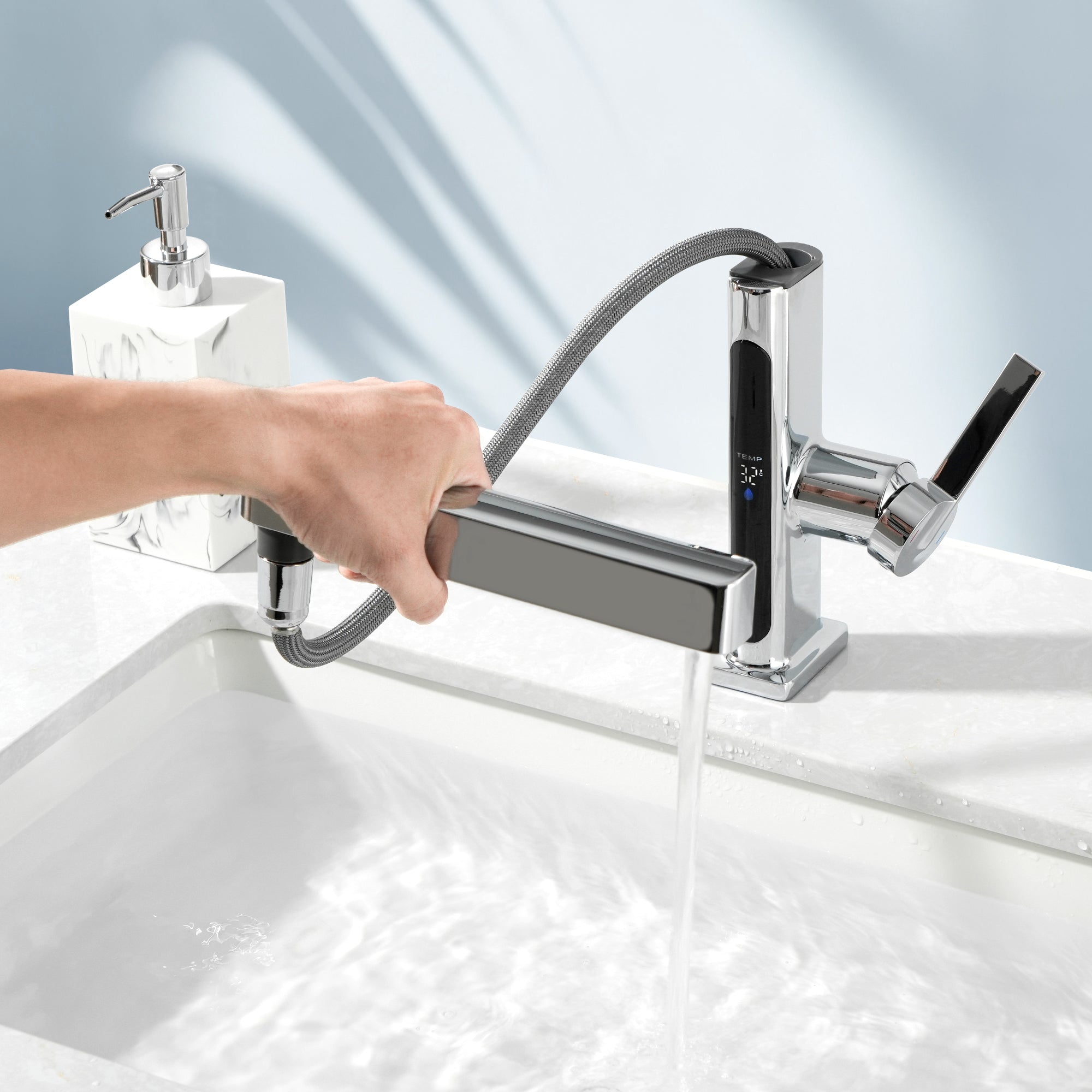 Alyra Single-Hole Pull-Out Faucet With Temperature Readout