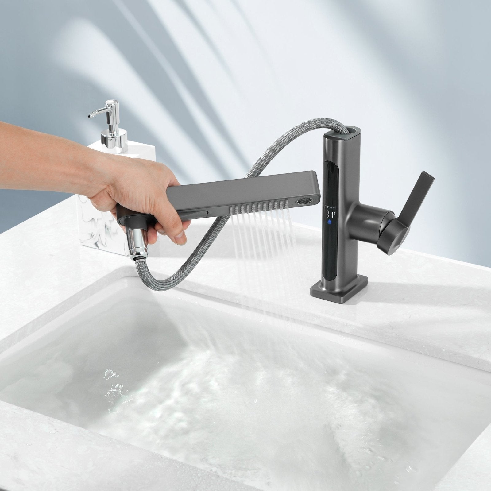 Alyra Single-Hole Pull-Out Faucet With Temperature Readout