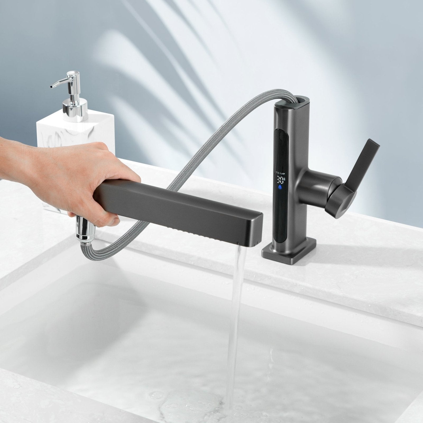 Alyra Single-Hole Pull-Out Faucet With Temperature Readout