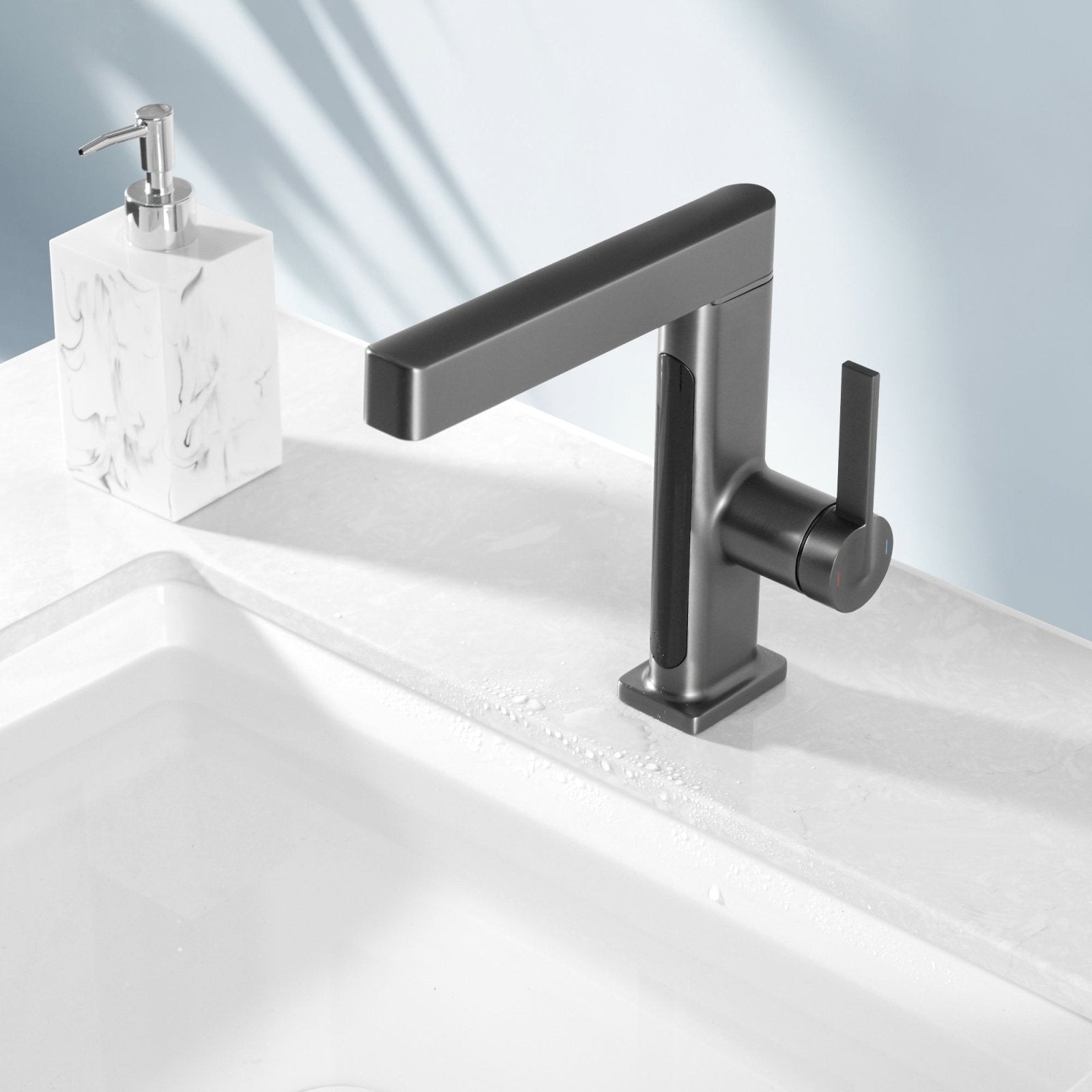 Alyra Single-Hole Pull-Out Faucet With Temperature Readout