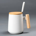 Keramische Kaffeetasse mit Holzgriff