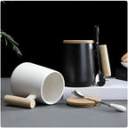 Keramische Kaffeetasse mit Holzgriff