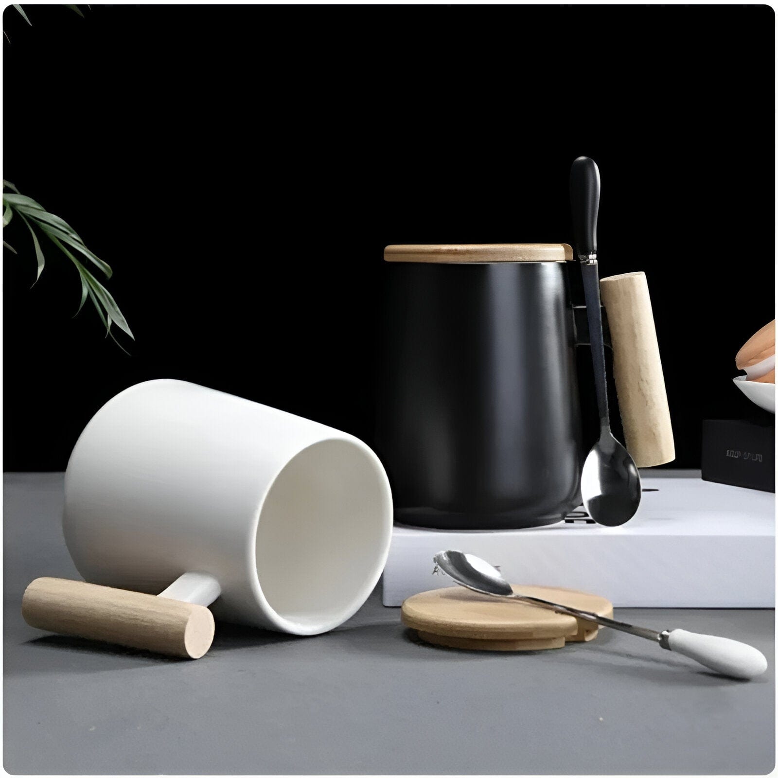 Keramische Kaffeetasse mit Holzgriff