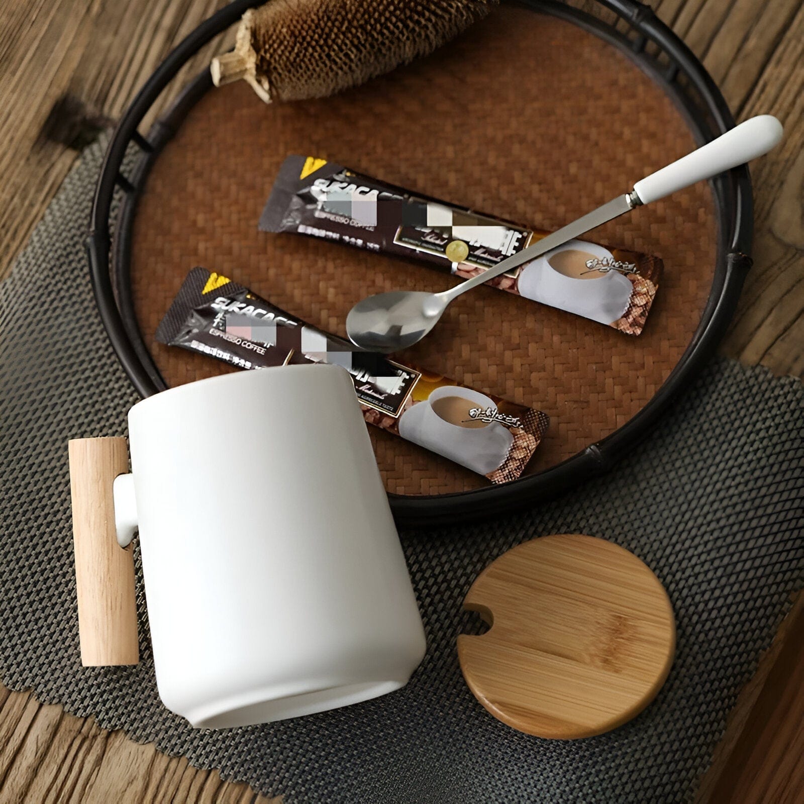 Keramische Kaffeetasse mit Holzgriff