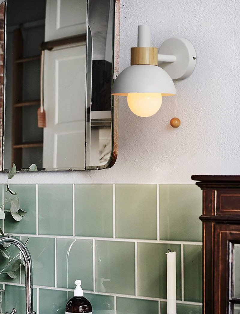 Wandleuchte Globe aus farbigem Holz und Metall mit Zugkordel