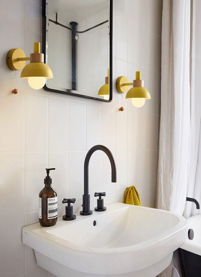 Wandleuchte Globe aus farbigem Holz und Metall mit Zugkordel