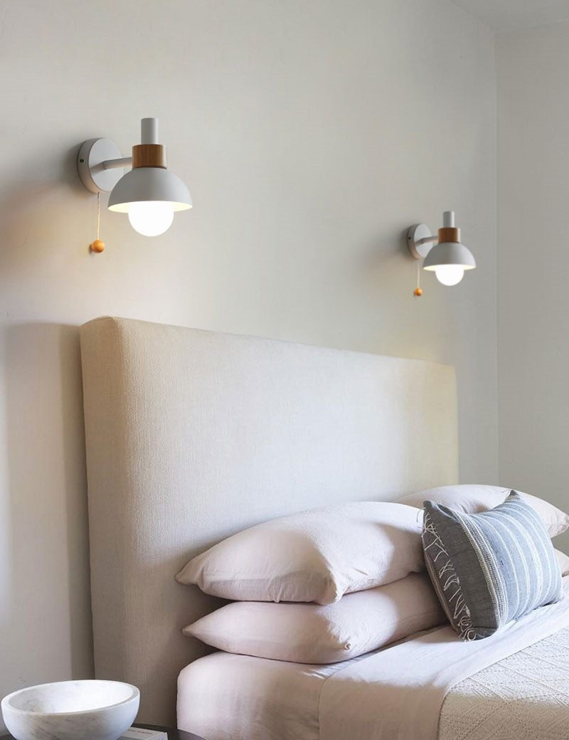 Wandleuchte Globe aus farbigem Holz und Metall mit Zugkordel